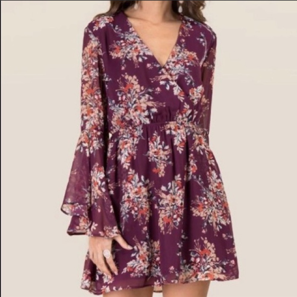 NWOT Francesca’s Bell Sleeved Floral Mini Dress